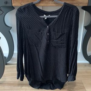 Women’s Amuse Society Hi low hem long sleeve top. Black w/taupe dot like detail